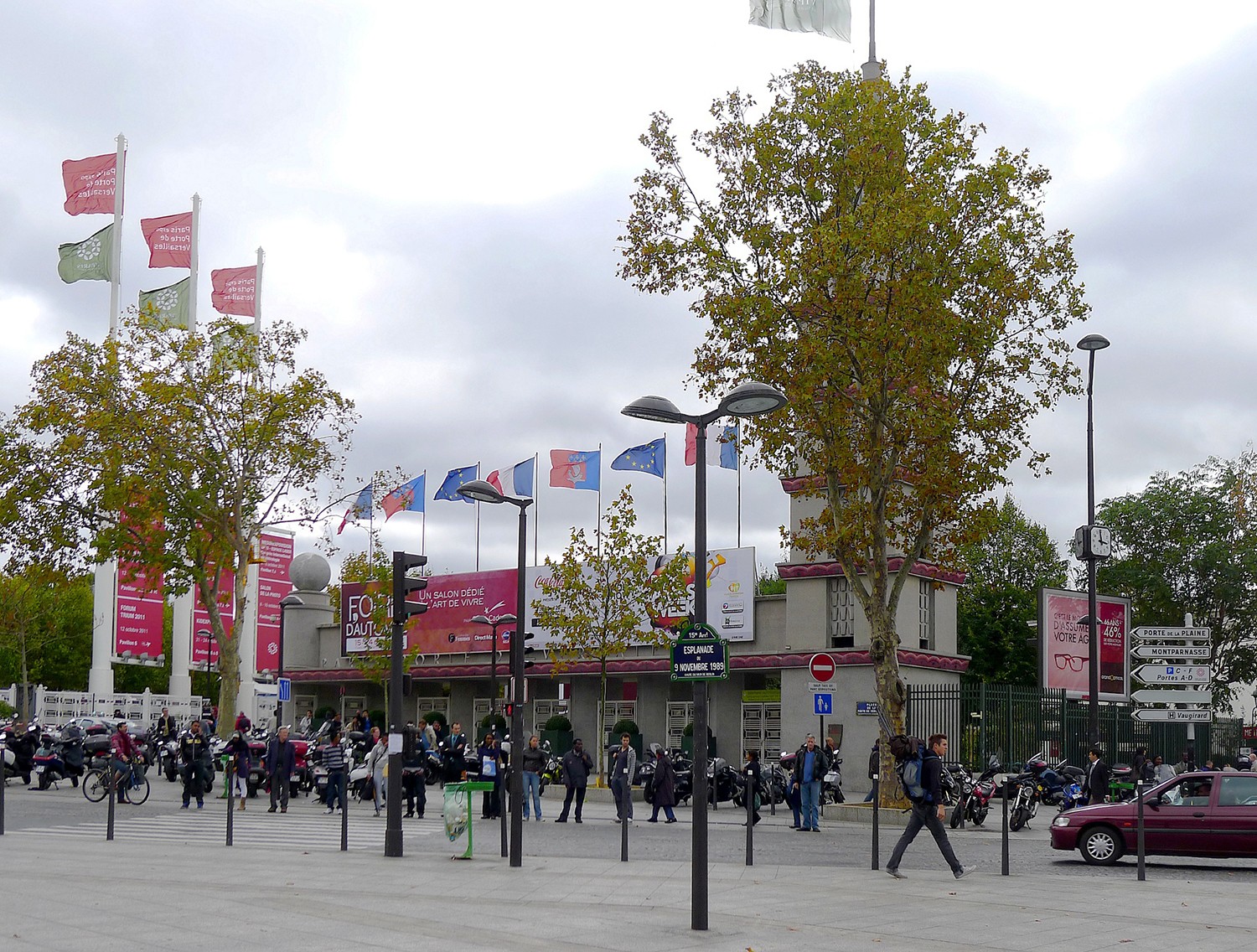 9/Photos libres/Paris_XV_pte_de_Versailles_entree_parc_des_expositions_esplanade_du_9.11.1989_rwk.JPG
